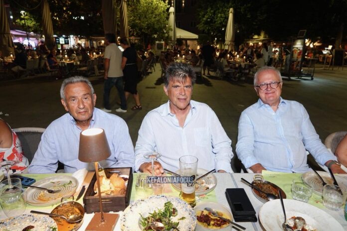Βραδινό γεύμα υψηλών προσκεκλημένων στο Melograno της πλατείας Αργοστολίου Βραδινό γεύμα υψηλών προσκεκλημένων στο Melograno της πλατείας Αργοστολίου