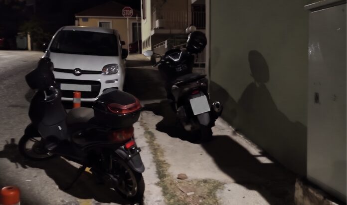 Τα πεζοδρόμια της οδού Βύρωνος έγιναν πάρκινγκ – Οι μηχανές πήραν τον έλεγχο -Καταγγελία πολίτη Τα πεζοδρόμια της οδού Βύρωνος έγιναν πάρκινγκ – Οι μηχανές πήραν τον έλεγχο -Καταγγελία πολίτη