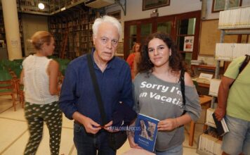 Μια ελπιδοφόρα εικόνα: Νέα παιδιά στην παρουσίαση του βιβλίου του Ηλία Μπεριάτου – Το Αργοστόλι του αύριο τους ανήκει
