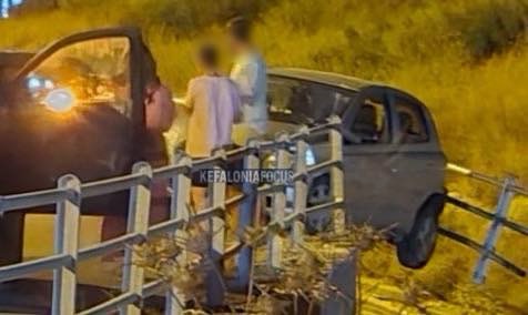 Ατύχημα στην Κρανιά – Αυτοκίνητο εξετράπη της πορείας του και προσέκρουσε στα κιγκλιδώματα Ατύχημα στην Κρανιά – Αυτοκίνητο εξετράπη της πορείας του και προσέκρουσε στα κιγκλιδώματα