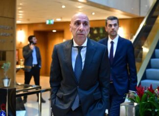 Από το Μαξίμου στην αμφισβήτηση: «Ζήσε Μάη μου να φας τριφύλλι» από τον Γιάννη Μπρατάκο για τις εξαγγελίες Μητσοτάκη