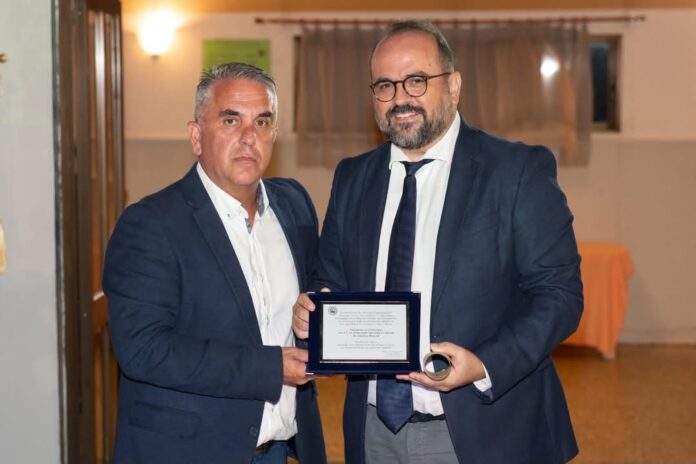 Ο Δήμος Ιθάκης τίμησε τον Μανώλη Κουτουλάκη – Επίτιμος Δημότης για την έμπρακτη προσφορά του στο νησί Ο Δήμος Ιθάκης τίμησε τον Μανώλη Κουτουλάκη – Επίτιμος Δημότης για την έμπρακτη προσφορά του στο νησί