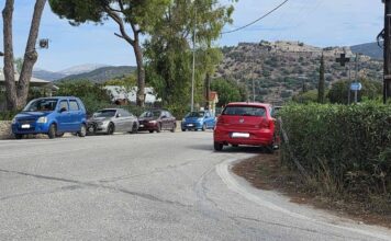 Δεν θα αργήσει η τραγωδία στο Σιναπιά!Όργιο παράνομης στάθμευσης πάνω στις γωνίες και διπλοπαρκαρίσματα