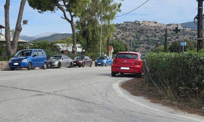 Δεν θα αργήσει η τραγωδία στο Σιναπιά!Όργιο παράνομης στάθμευσης πάνω στις γωνίες και διπλοπαρκαρίσματα Δεν θα αργήσει η τραγωδία στο Σιναπιά!Όργιο παράνομης στάθμευσης πάνω στις γωνίες και διπλοπαρκαρίσματα