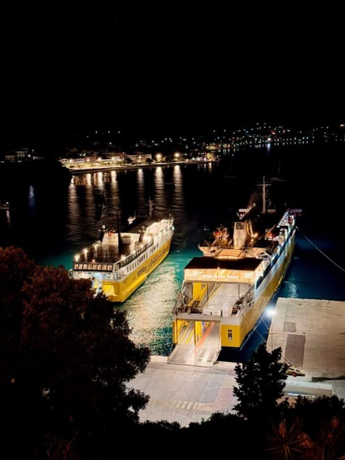 Όμορφο στιγμιότυπο στον Πόρο: «Ανδρέας Κάλβος» και «Σμύρνα ντι Λεβάντε» μαζί στο λιμάνι Όμορφο στιγμιότυπο στον Πόρο: «Ανδρέας Κάλβος» και «Σμύρνα ντι Λεβάντε» μαζί στο λιμάνι