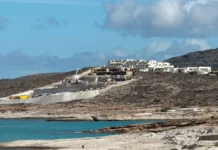 Μήλος: Ανάκληση των αδειών του White Coast ζητά η Αρχή Διαφάνειας – Στο στόχαστρο και η Πολεοδομία