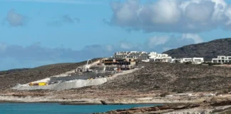 Μήλος: Ανάκληση των αδειών του White Coast ζητά η Αρχή Διαφάνειας – Στο στόχαστρο και η Πολεοδομία