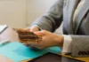 Πώς θα μάθετε αν πληρώνεστε λιγότερο από τους συναδέλφους σας: Τι αλλάζει από αύριο στους μισθούς
