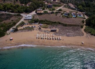 Παραλία Βάτσα: Το κρυμμένο διαμάντι της Παλικής που μαγεύει τον Οκτώβριο με την ηρεμία και τη γαλήνη της